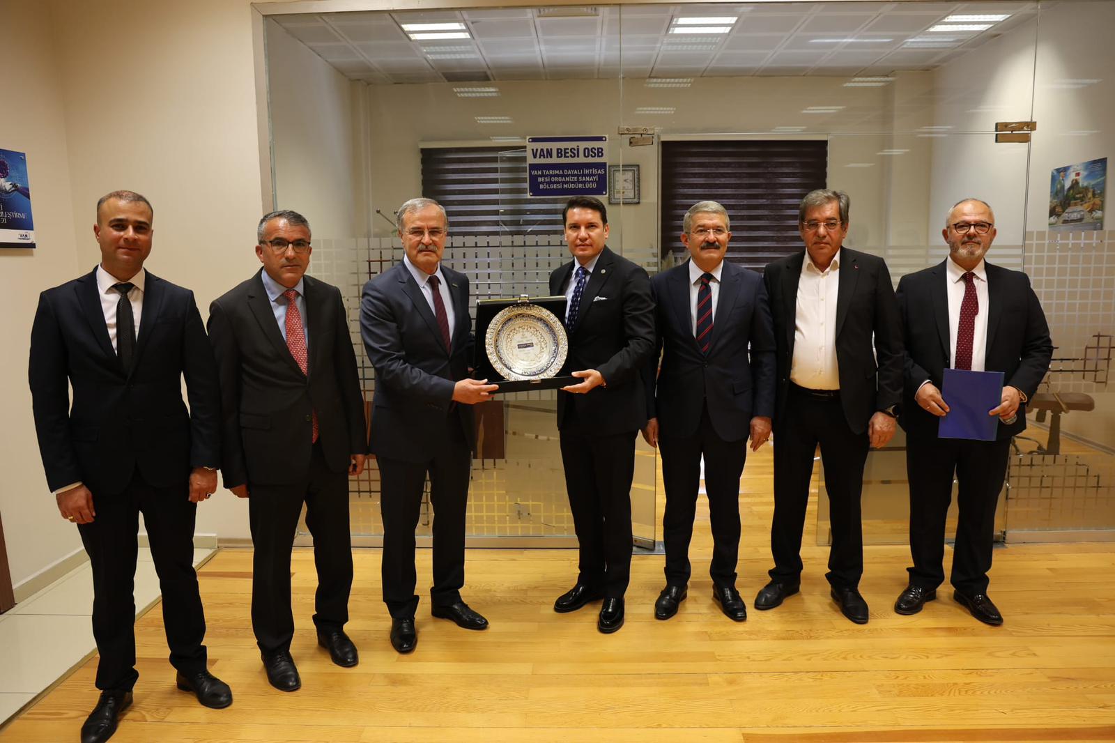 OSBÜK YÖNETİM KURULU VAN TARIMA DAYALI BESİ OSB BAŞKANI VAN VALİ YARDIMCISI SN:MUSA GÖKTAŞ'I ZİYARET ETTİLER