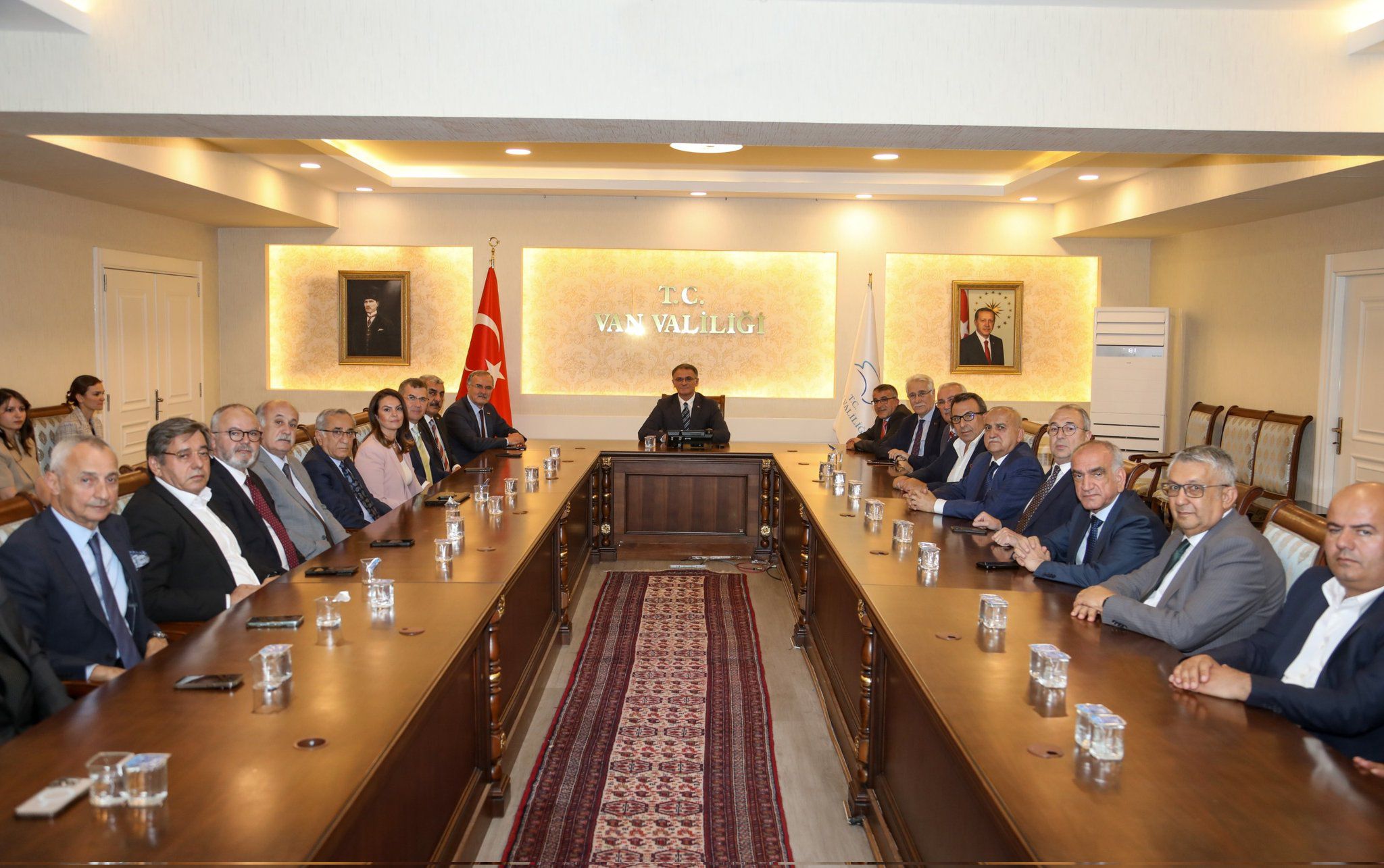 OSBÜK YÖNETİMDEN VAN VALİSİ SN. DR.OZAN BALCI'YA ZİYARET